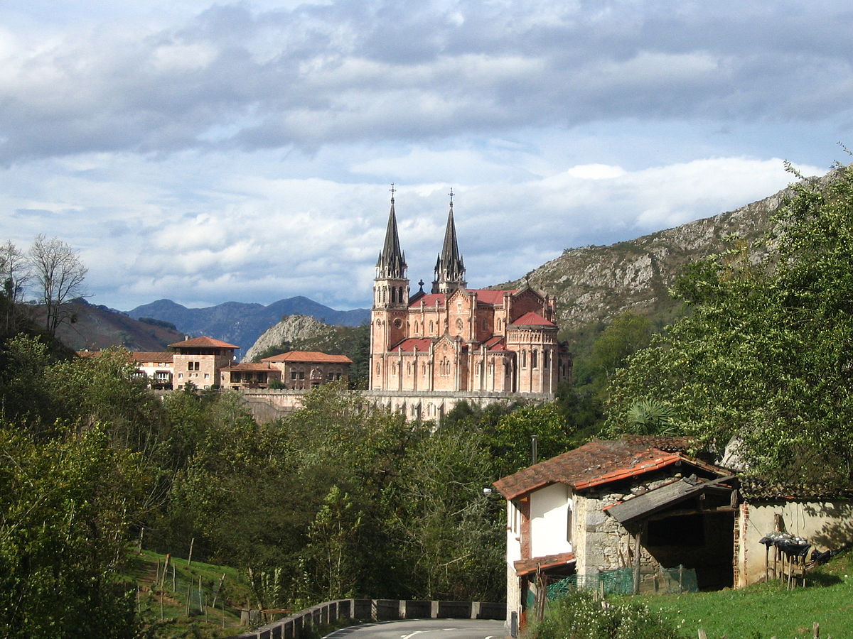 RECORRIENDO ASTURIAS:  BULNES , COVANDONGA Y OVIEDO.